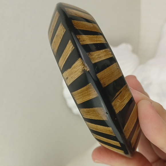 KJL Art Deco Black & Tan Bicone Knife Edge Lucite Bamboo Stamped Bangle Bracelet - Picture 6 of 11